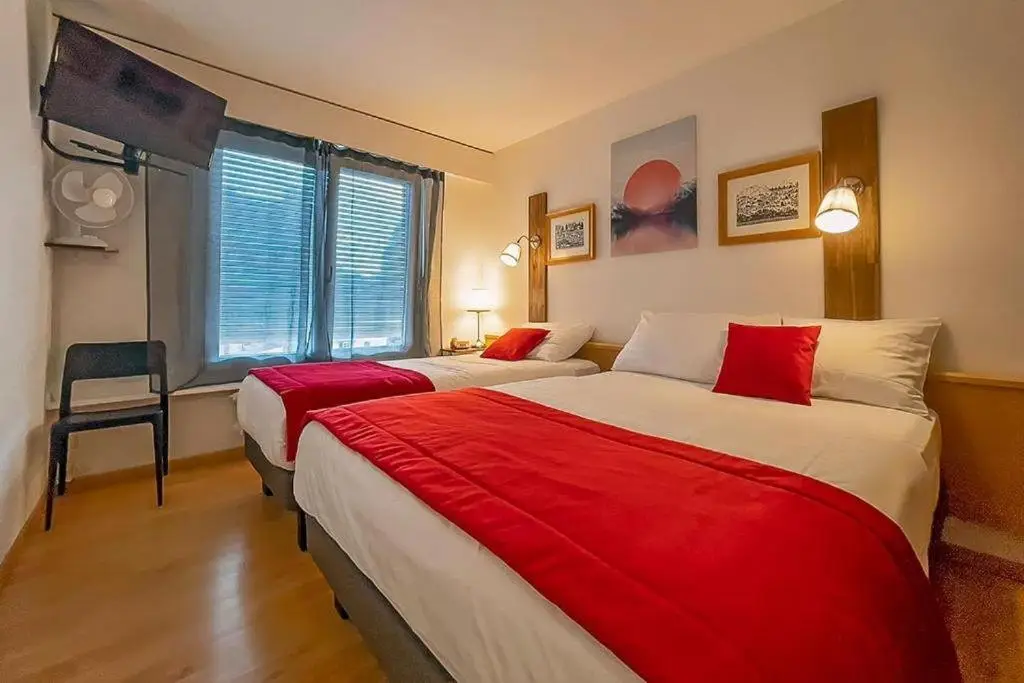 Chambre de l’Hôtel des Alpes à Bulle avec bureau
